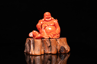 Une figure de Bouddha en corail rouge sculpt&eacute;, Chine, R&eacute;publique