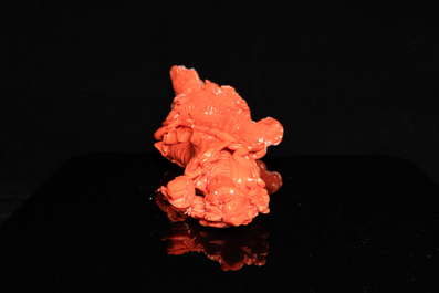 Une grande figure de Guanyin en corail rouge sculpt&eacute;, Chine, 19/20&egrave;me