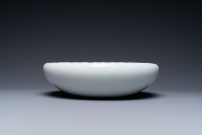 Een Chinese blauw-witte penselenwasser met een draak en een feniks, Qianlong merk, Republiek