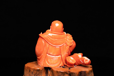 Une figure de Bouddha en corail rouge sculpt&eacute;, Chine, R&eacute;publique