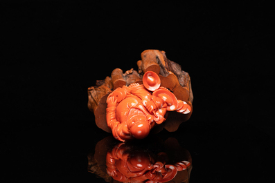 Une figure de Bouddha en corail rouge sculpt&eacute;, Chine, R&eacute;publique