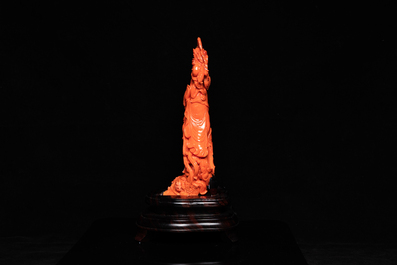 Une grande figure de Guanyin en corail rouge sculpt&eacute;, Chine, 19/20&egrave;me