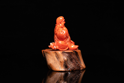 Une figure de Bouddha en corail rouge sculpt&eacute;, Chine, R&eacute;publique
