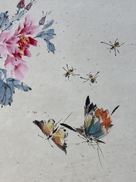 Wang Xuetao (1903-1982): 'Des coqs aupr&egrave;s d'un arbuste de pivoines', encre et couleurs sur papier