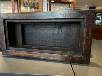 Un cabinet de curiosit&eacute;s de type 'duo bao ge' en bois de zitan orn&eacute; de dragons aux cinq griffes, Qing