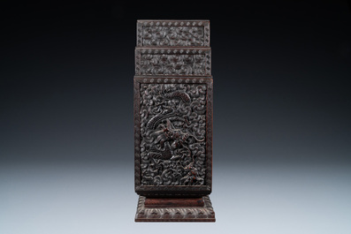 Un cabinet de curiosit&eacute;s de type 'duo bao ge' en bois de zitan orn&eacute; de dragons aux cinq griffes, Qing