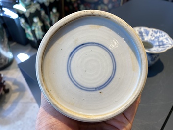 Een Chinese blauw-witte penselenbeker en een kwispedoor, Kangxi