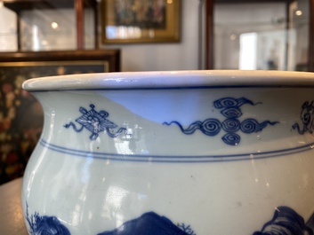 Un br&ucirc;le-parfum en porcelaine de Chine en bleu et blanc, Kangxi