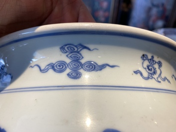 Un br&ucirc;le-parfum en porcelaine de Chine en bleu et blanc, Kangxi