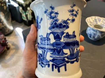 Een Chinese blauw-witte penselenbeker en een kwispedoor, Kangxi