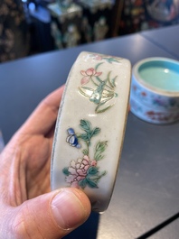 Een Chinese vijfdelige famille rose stapeldoos, Jiaqing
