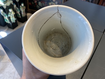 Een Chinese blauw-witte penselenbeker en een kwispedoor, Kangxi