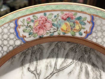 Een paar Chinese famille rose eierschaal borden met fijn grisaille en verguld decor, Yongzheng merk en periode