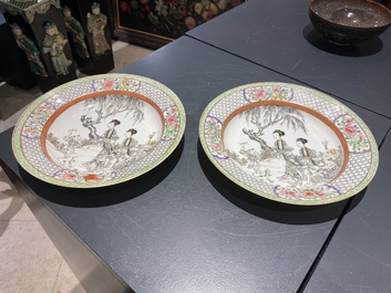 Een paar Chinese famille rose eierschaal borden met fijn grisaille en verguld decor, Yongzheng merk en periode