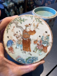 Een Chinese vijfdelige famille rose stapeldoos, Jiaqing