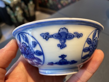 Een Chinese blauw-witte 'draken' kom met lan&ccedil;a-inscripties, Wanli merk en periode
