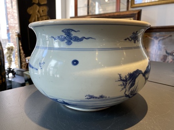 Un br&ucirc;le-parfum en porcelaine de Chine en bleu et blanc, Kangxi