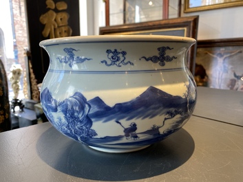 Un br&ucirc;le-parfum en porcelaine de Chine en bleu et blanc, Kangxi