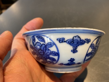 Een Chinese blauw-witte 'draken' kom met lan&ccedil;a-inscripties, Wanli merk en periode