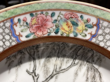 Een paar Chinese famille rose eierschaal borden met fijn grisaille en verguld decor, Yongzheng merk en periode