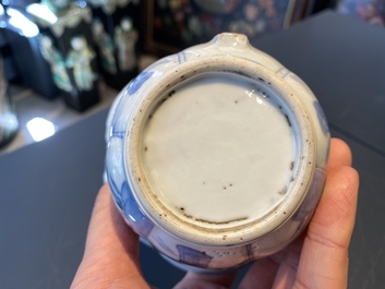 Een Chinese blauw-witte penselenbeker en een kwispedoor, Kangxi