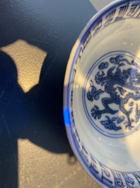 Een Chinese blauw-witte 'draken' kom met lan&ccedil;a-inscripties, Wanli merk en periode