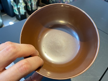 Een paar Chinese caf&eacute;-au-lait-geglazuurde kommen, Qianlong merk en periode