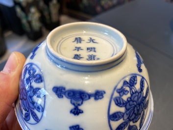 Een Chinese blauw-witte 'draken' kom met lan&ccedil;a-inscripties, Wanli merk en periode