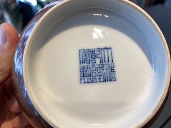 Een paar Chinese caf&eacute;-au-lait-geglazuurde kommen, Qianlong merk en periode