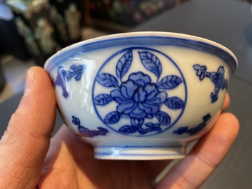 Een Chinese blauw-witte 'draken' kom met lan&ccedil;a-inscripties, Wanli merk en periode