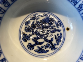 Een Chinese blauw-witte 'draken' kom met lan&ccedil;a-inscripties, Wanli merk en periode