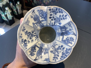 Een Chinese blauw-witte penselenbeker en een kwispedoor, Kangxi