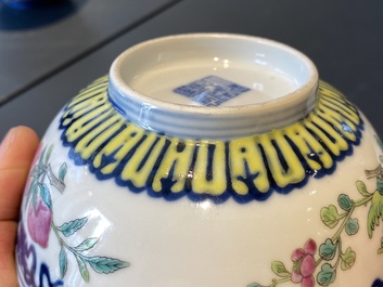 Vier diverse Chinese famille rose en blauw-witte kommen, 19/20e eeuw