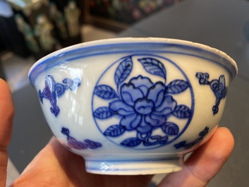 Een Chinese blauw-witte 'draken' kom met lan&ccedil;a-inscripties, Wanli merk en periode