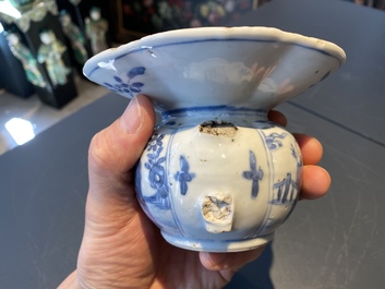 Een Chinese blauw-witte penselenbeker en een kwispedoor, Kangxi