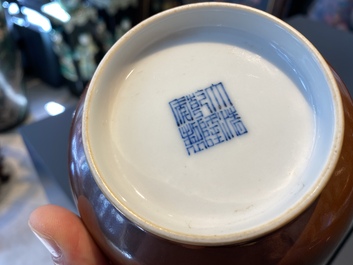 Een paar Chinese caf&eacute;-au-lait-geglazuurde kommen, Qianlong merk en periode