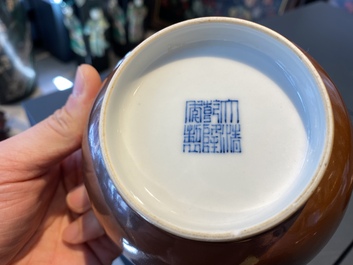 Een paar Chinese caf&eacute;-au-lait-geglazuurde kommen, Qianlong merk en periode