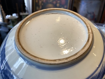 Un br&ucirc;le-parfum en porcelaine de Chine en bleu et blanc, Kangxi