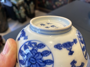Een Chinese blauw-witte 'draken' kom met lan&ccedil;a-inscripties, Wanli merk en periode