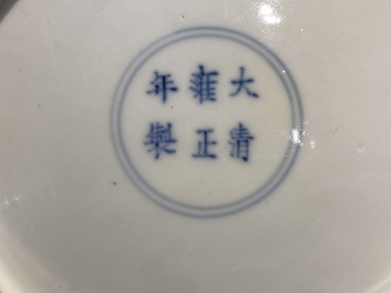 Een paar Chinese famille rose eierschaal borden met fijn grisaille en verguld decor, Yongzheng merk en periode
