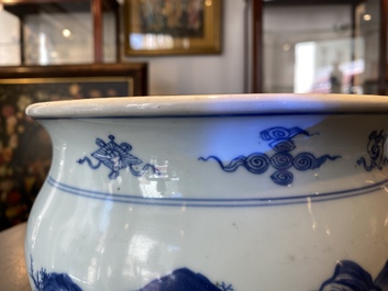 Un br&ucirc;le-parfum en porcelaine de Chine en bleu et blanc, Kangxi