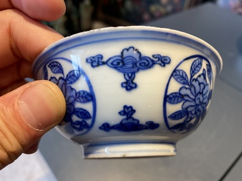 Een Chinese blauw-witte 'draken' kom met lan&ccedil;a-inscripties, Wanli merk en periode