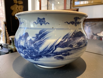 Un br&ucirc;le-parfum en porcelaine de Chine en bleu et blanc, Kangxi