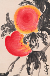 Chinese school, naar en met de signatuur van Qi Baishi (1864 - 1957): 'Perziken', inkt en kleur op papier