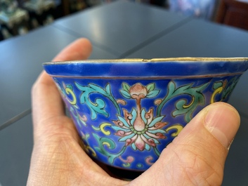 Vier diverse Chinese famille rose en blauw-witte kommen, 19/20e eeuw