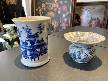 Een Chinese blauw-witte penselenbeker en een kwispedoor, Kangxi