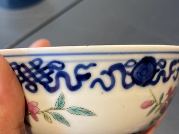 Vier diverse Chinese famille rose en blauw-witte kommen, 19/20e eeuw