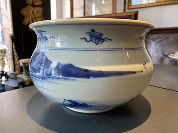 Un br&ucirc;le-parfum en porcelaine de Chine en bleu et blanc, Kangxi