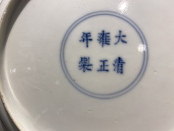 Een paar Chinese famille rose eierschaal borden met fijn grisaille en verguld decor, Yongzheng merk en periode