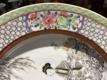 Een paar Chinese famille rose eierschaal borden met fijn grisaille en verguld decor, Yongzheng merk en periode